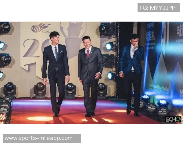 刘殿座与王大雷亲密见面，两位球员的孩子们一起享受网球乐趣